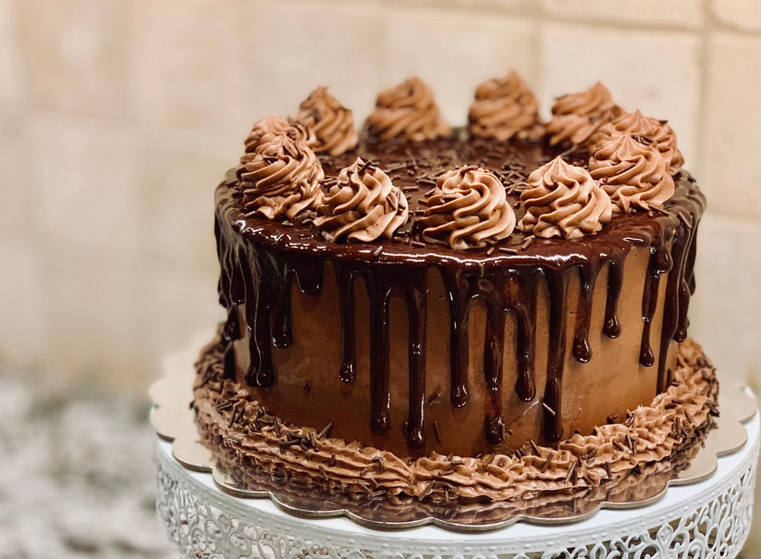 Torta decorada para el Día del Padre con diseño elegante en azul y dorado